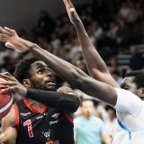 Boris Mbala (à gauche) et les Lions de Genève mènent 2-1 face à Olympic en finale des play-off KEYSTONE/JEAN-CHRISTOPHE BOTT